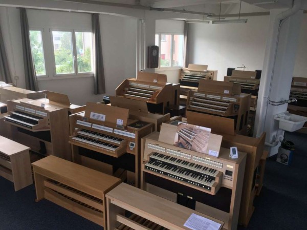 Orgeln-showroom 25 Orgeln spielbereit und sorfort lieferbar