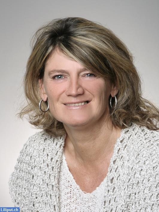 Erfahrende Pflegehelferin und Haushaltshilfe bietet Unterstützung