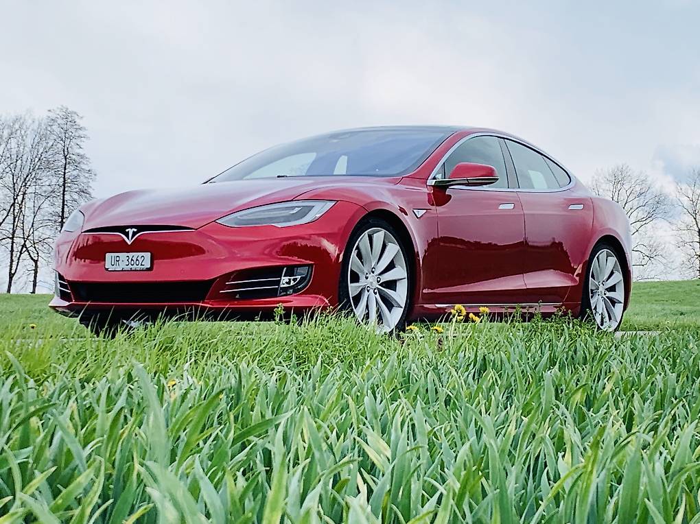 Tesla Model S mit free Supercharging in Top Zustand