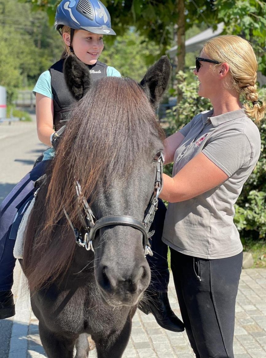 Suchen Reitlehrerin für Basis- und Kinderunterricht